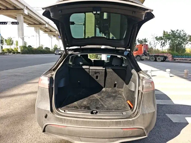 Tesla Model Y — Фото автомобиля 18