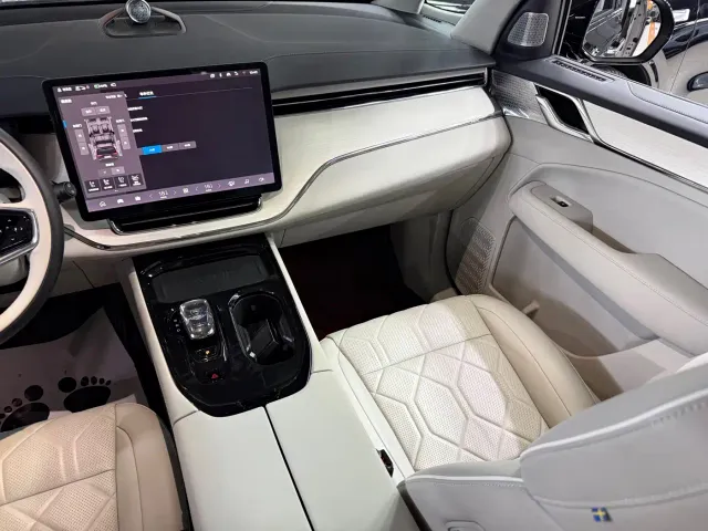 Volvo EM90 — Фото автомобиля 13