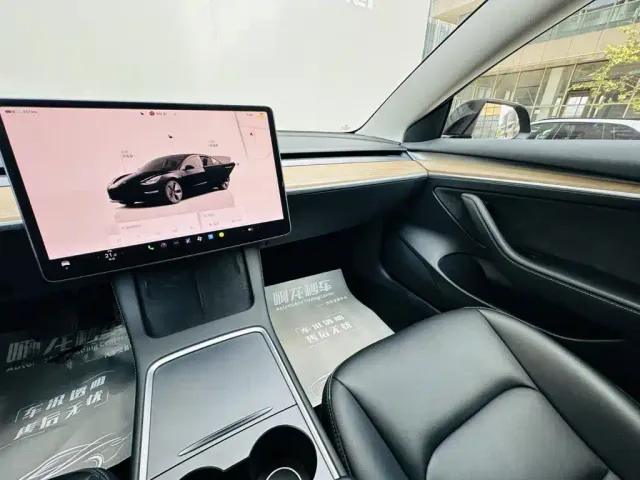 Tesla Model 3 — Фото автомобиля 13