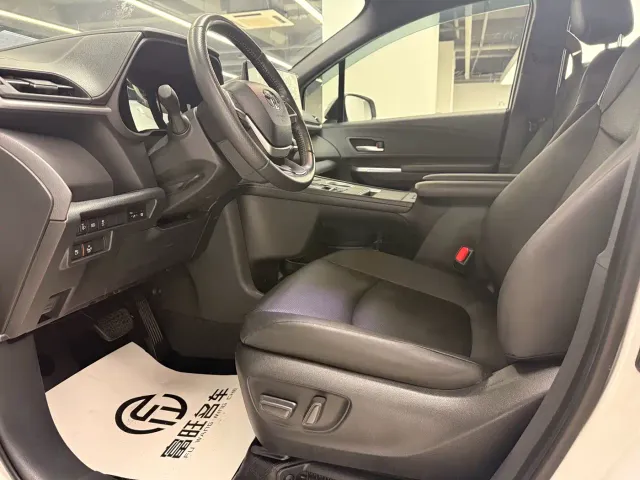 Toyota Sienna — Фото автомобиля 4