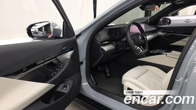 BMW 5 Series G60 — Фото автомобиля 10