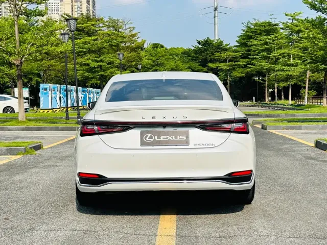 Lexus ES — Фото автомобиля 6