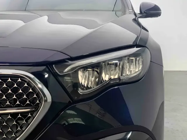 Mercedes-Benz E-Class — Фото автомобиля 12