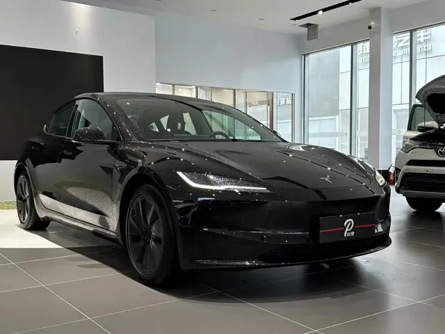 Tesla Model 3 — Фото автомобиля 2