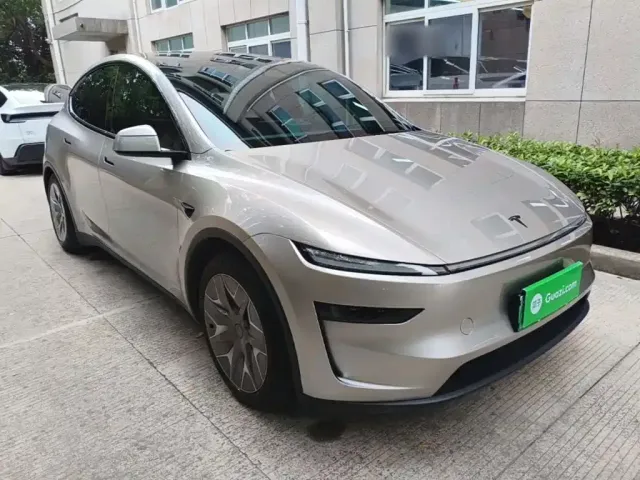 Tesla Model Y L 2025 Facelift Long Range AWD — Фото автомобиля 3