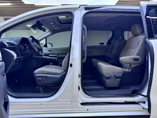 Toyota Sienna — Фото автомобиля 18