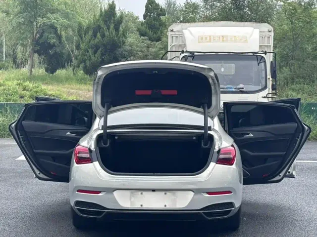 Hongqi H5 — Фото автомобиля 8