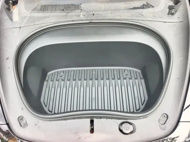 Tesla Model 3 — Фото автомобиля 10