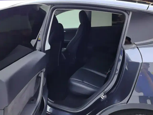 Tesla Model Y — Фото автомобиля 11