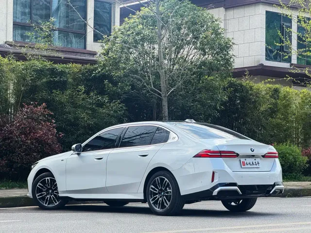 BMW 5 Series — Фото автомобиля 11