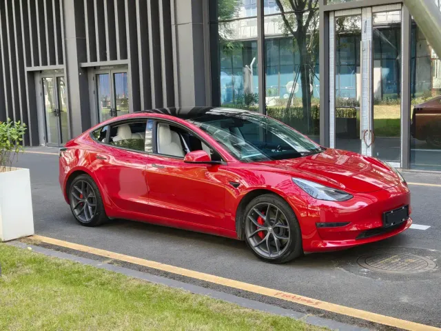 Tesla Model 3 — Фото автомобиля 2