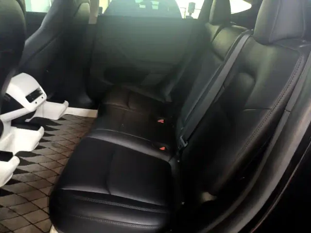 Tesla Model Y — Фото автомобиля 16