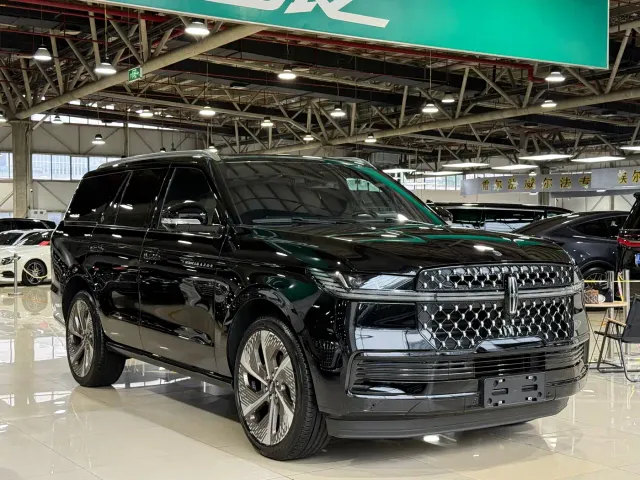 Lincoln Navigator — Фото автомобиля 3