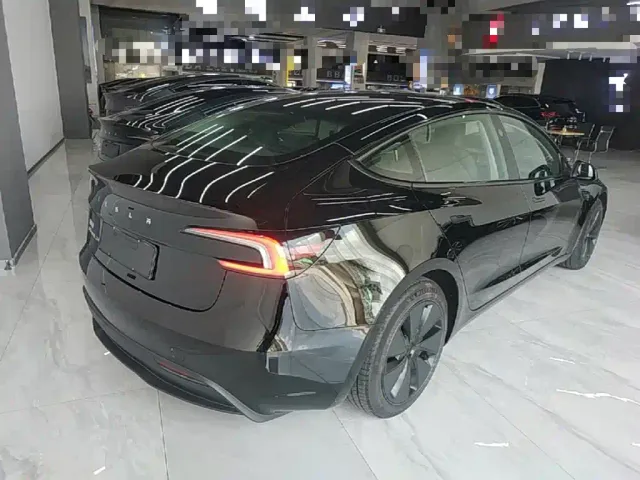 Tesla Model 3 — Фото автомобиля 6