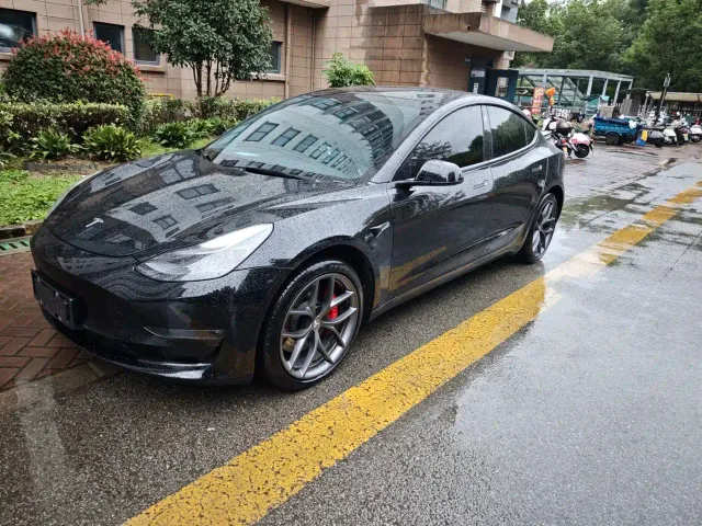 Фотография автомобиля — Tesla Model 3