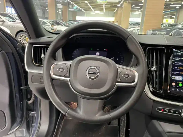 Volvo XC60 — Фото автомобиля 3