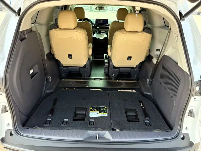 Toyota Sienna — Фото автомобиля 14