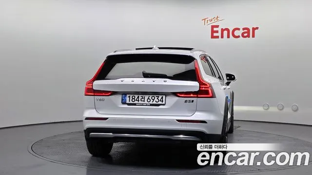 Вольво V60 V60 Cross Country 2 поколение B5 Ultimate AWD — Фото автомобиля 4