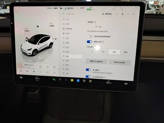Tesla Model Y — Фото автомобиля 12