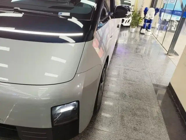Li Auto MEGA — Фото автомобиля 23
