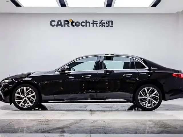 Mercedes-Benz E-Class — Фото автомобиля 3
