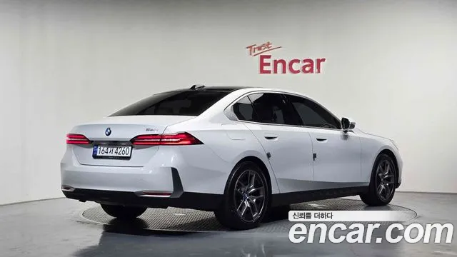 BMW 5 Series G60 — Фото автомобиля 5