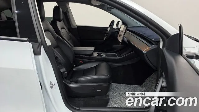 Tesla Model Y — Фото автомобиля 16