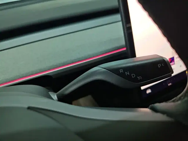 Tesla Model Y — Фото автомобиля 13