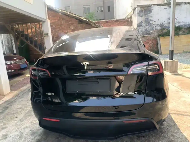 Tesla Model Y — Фото автомобиля 5