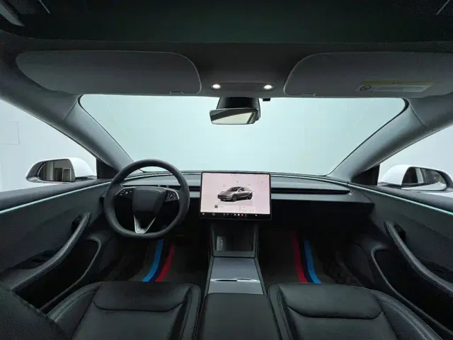 Tesla Model 3 — Фото автомобиля 10