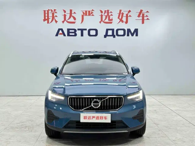 Volvo XC40 — Фото автомобиля 2
