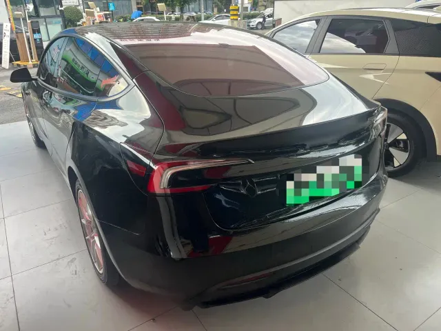 Tesla Model 3 — Фото автомобиля 9