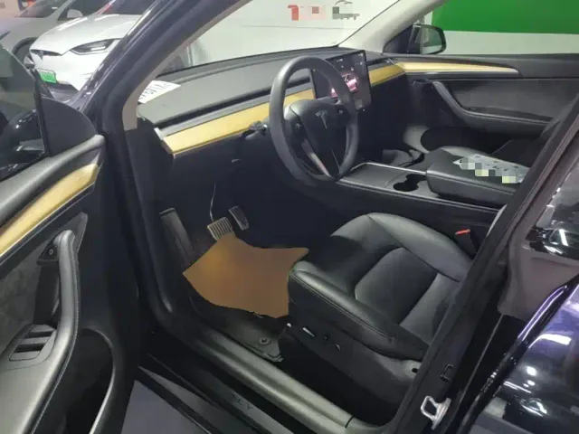 Tesla Model Y — Фото автомобиля 15