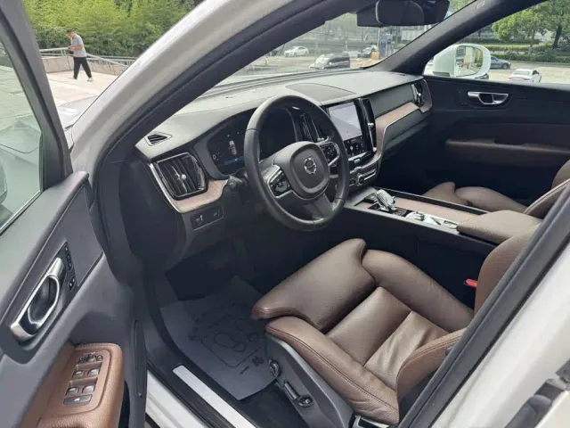 Volvo XC60 — Фото автомобиля 9