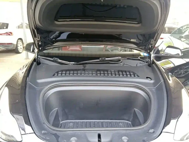 Tesla Model Y — Фото автомобиля 19