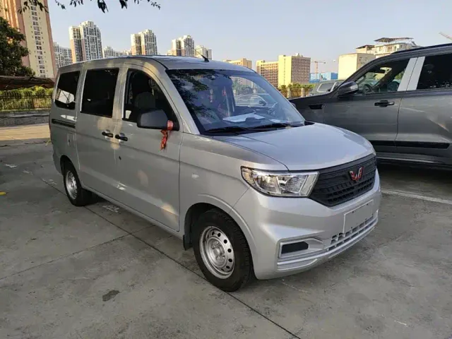 Wuling Hongguang V — Фото автомобиля 3
