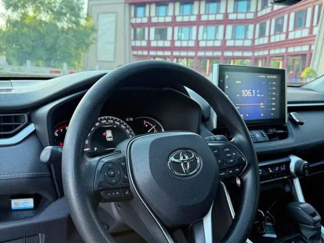 Toyota RAV4 — Фото автомобиля 8