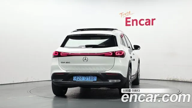 Mercedes-Benz EQA — Фото автомобиля 4