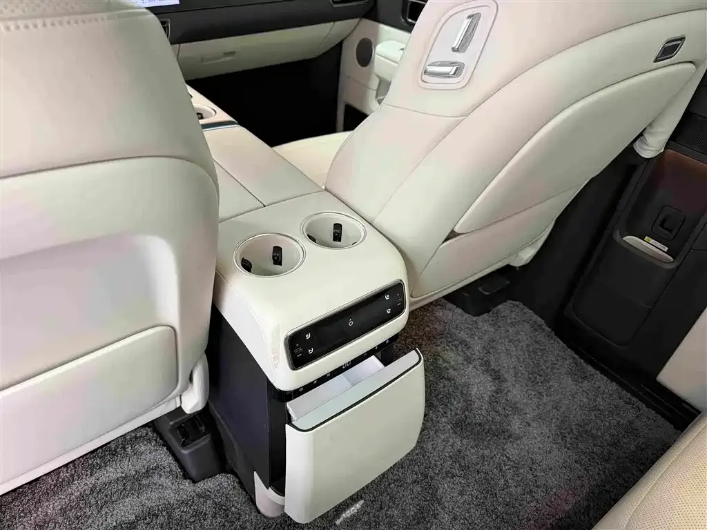 Li Auto Li Auto MEGA 2024 Ultra — Фото автомобиля 10