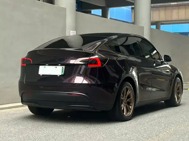 Tesla Model Y — Фото автомобиля 5