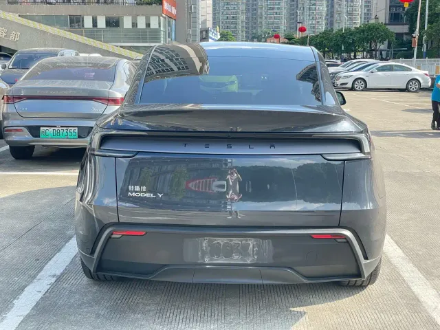 Tesla Model Y — Фото автомобиля 24