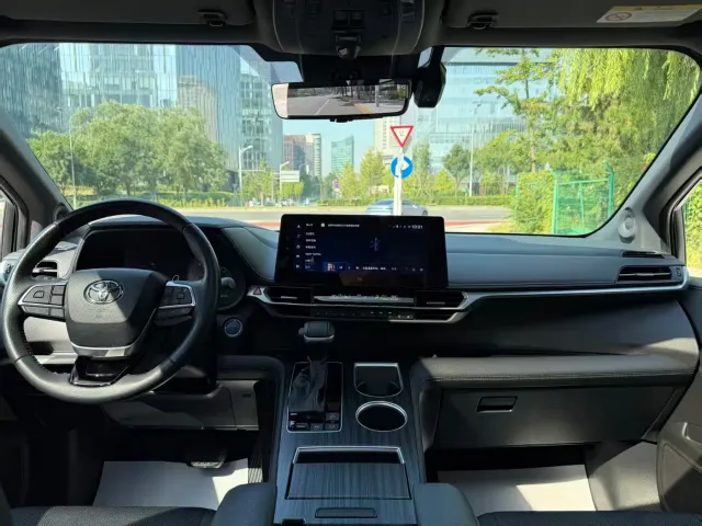 Toyota Sienna — Фото автомобиля 12