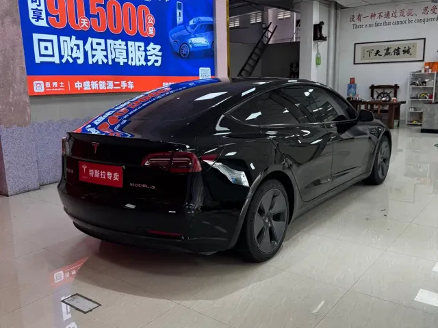 Tesla Model 3 — Фото автомобиля 10