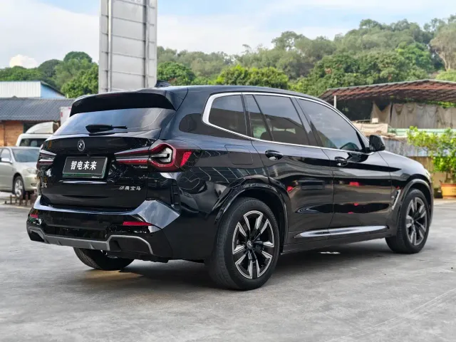 BMW iX3 — Фото автомобиля 6