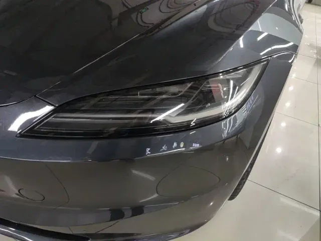 Tesla Model 3 — Фото автомобиля 23