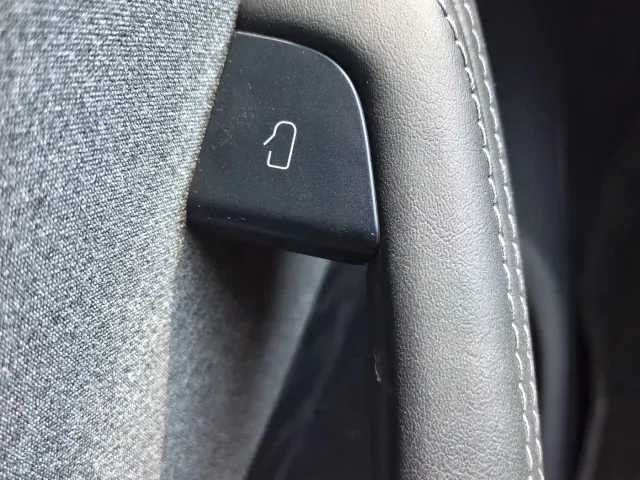 Tesla Model 3 — Фото автомобиля 12