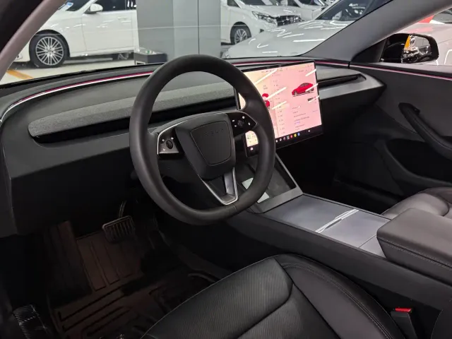 Tesla Model 3 — Фото автомобиля 8