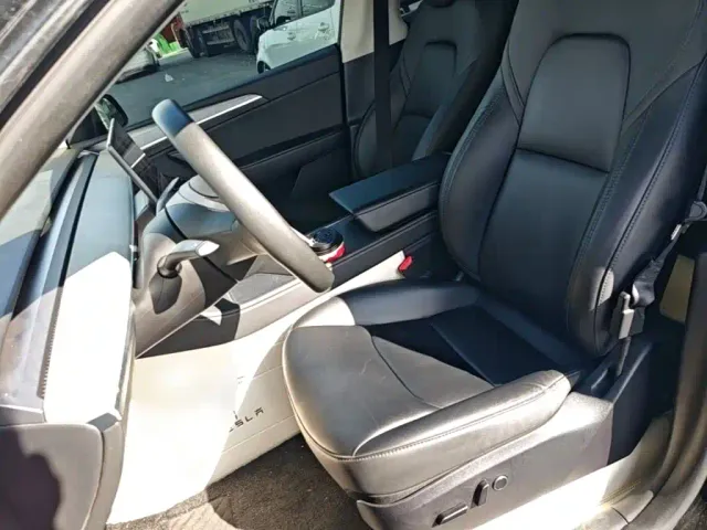 Tesla Model Y — Фото автомобиля 14