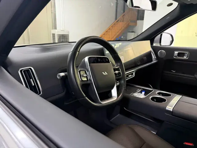 Li Auto L8 — Фото автомобиля 9
