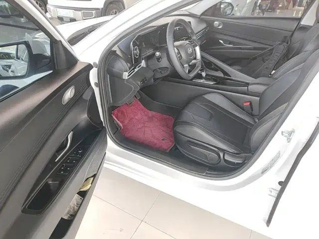 Hyundai Elantra — Фото автомобиля 15